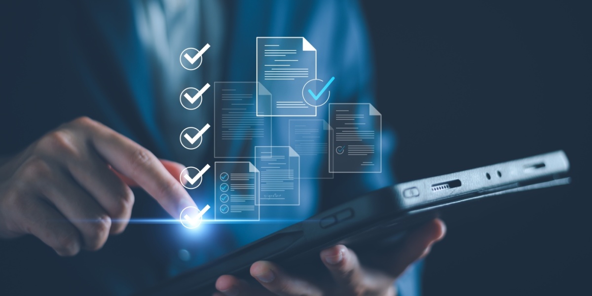 Stockfoto Optimierung Stockfoto Optimierung, Mann wischt auf Tablet, To-Do-Liste abgehakt