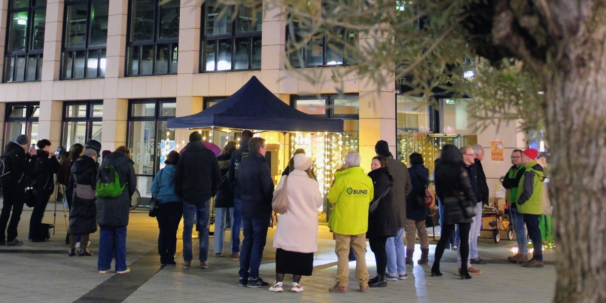 Mondscheinkonzert Earth Hour 2026 Menschenmenge vor der Stadtbibliothek Saarbrücken bei der Earth Hour 2026